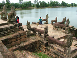 บารายด้านหน้าปราสาทบันทายกุฎี